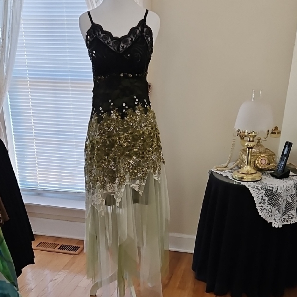 Elegant Black and Green Lace Maxi Dress